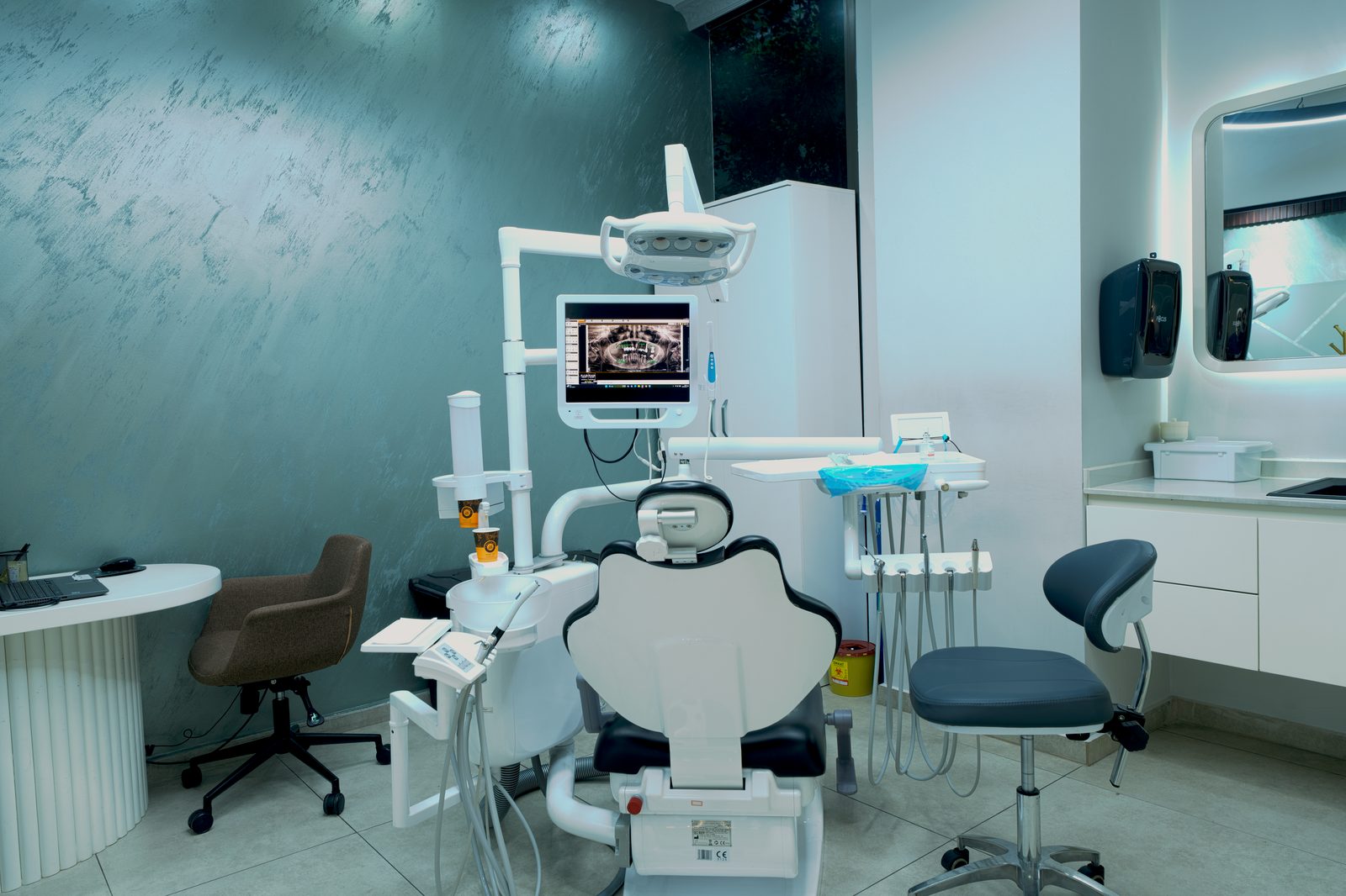 All-on-4 dental implant treatment room at Istanbul partner clinic